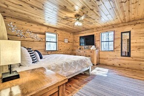 3 bedrooms, iron/ironing board, travel cot, free Internet - Broken Bow Getaway: Hot Tub, Grill & Fire Pit (Broken Bow)