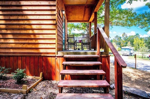 Pecan: Sleeps 3, Tiny Cabin, Pets, Near Park/Lake