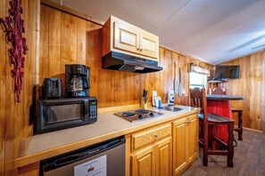 Kühlschrank, Mikrowelle, Herdplatte, Wasserkocher mit Kaffee-/Teezubehör