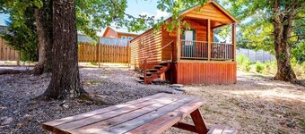Pecan: Sleeps 3, Tiny Cabin, Pets, Near Park/Lake