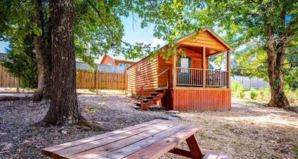 Pecan: Sleeps 3, Tiny Cabin, Pets, Near Park/Lake