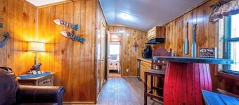 Pecan: Sleeps 3, Tiny Cabin, Pets, Near Park/Lake