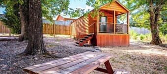 Pecan: Sleeps 3, Tiny Cabin, Pets, Near Park/Lake