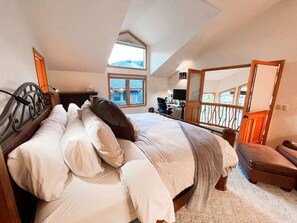 4 makuuhuonetta, työpöytä, ilmainen Wi-Fi