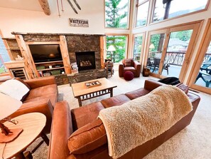 Smart TV, chimenea y oficina 