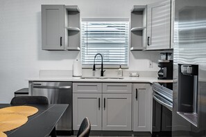 Dining tables - Modern 8 Sleeper near Downtown Orlando (Orlando)