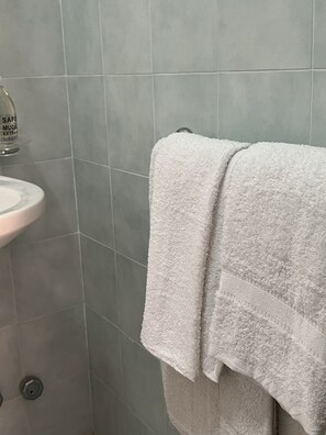 Doccia, asciugacapelli, bidet, asciugamani