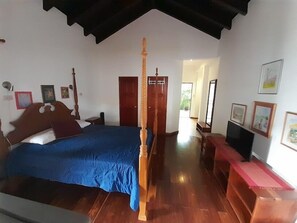 Deluxe Double Room, Balcony, Mountain View | Iron/ironing board, free WiFi, bed sheets - Hostal Casa Buho (Antigua Guatemala)