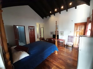 Habitación doble Deluxe, balcón, vista a la montaña | Tabla de planchar con plancha, wifi gratis y ropa de cama