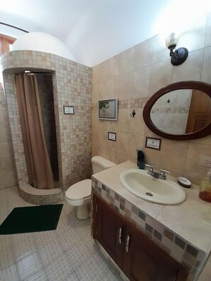 Habitación con 2 camas individuales, balcón, vistas a la ciudad | Tabla de planchar con plancha, wifi gratis, ropa de cama