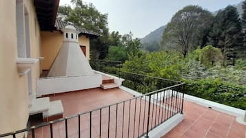 Habitación con 2 camas individuales, balcón, vistas a la ciudad | Tabla de planchar con plancha, wifi gratis, ropa de cama