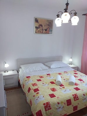 3 habitaciones, tabla de planchar con plancha y acceso a internet 