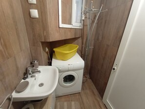Douche, sèche-cheveux, serviettes fournies