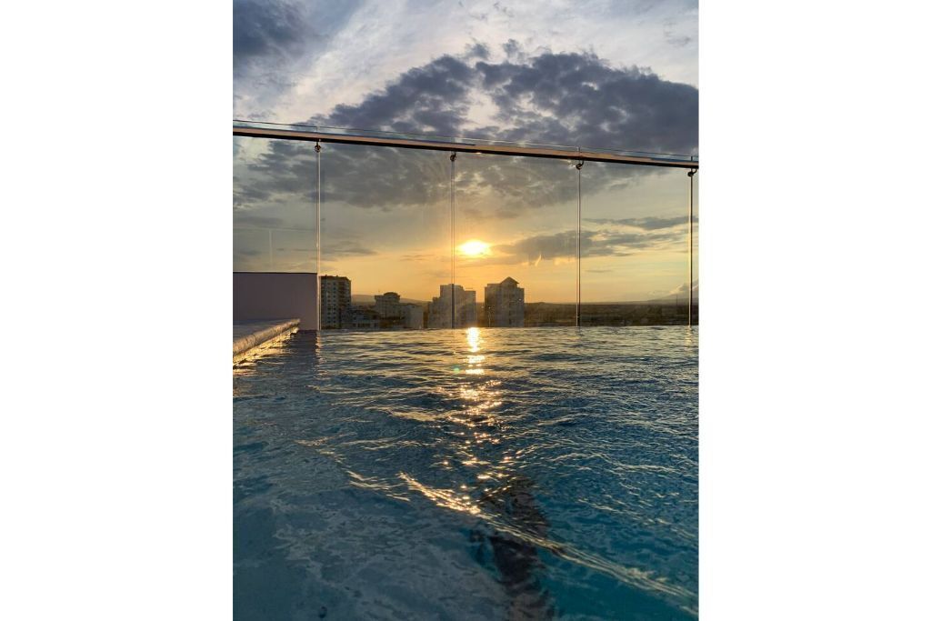 Una piscina en la azotea