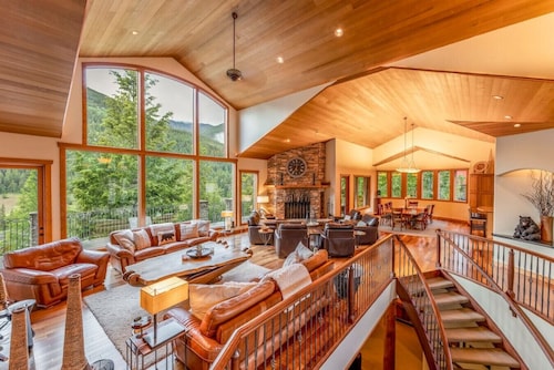 ICONIC Eagle Lodge | Pool + Private Hot Tub | Ski In/Out – CLOSEST House to Hill