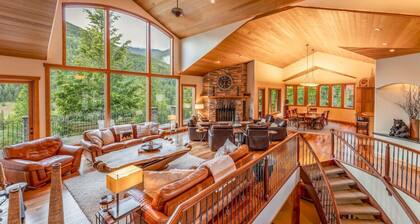 ICONIC Eagle Lodge | Pool + Private Hot Tub | Ski In/Out â CLOSEST House to Hill
