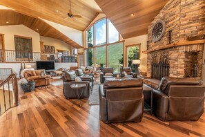 Smart TV, fireplace, stereo, offices - ICONIC Eagle Lodge | Pool + Private Hot Tub | Ski In/Out – CLOSEST House to Hill (Panorama)