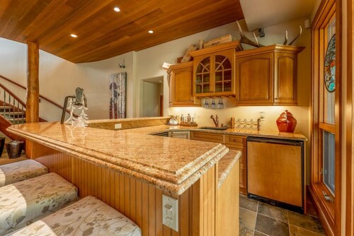 ICONIC Eagle Lodge | Pool + Private Hot Tub | Ski In/Out – CLOSEST House to Hill