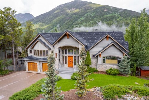 ICONIC Eagle Lodge | Pool + Private Hot Tub | Ski In/Out – CLOSEST House to Hill