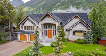 ICONIC Eagle Lodge | Pool + Private Hot Tub | Ski In/Out â CLOSEST House to Hill