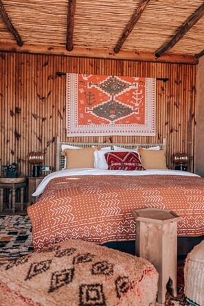 Cofres nos quartos, escrivaninha, quartos à prova de som, berços grátis