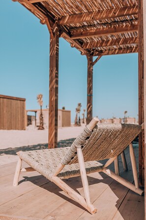 Cofres nos quartos, escrivaninha, quartos à prova de som, berços grátis