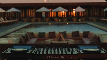 Außenpool, geöffnet von 08:30 Uhr bis 20:00 Uhr, Sonnenschirme