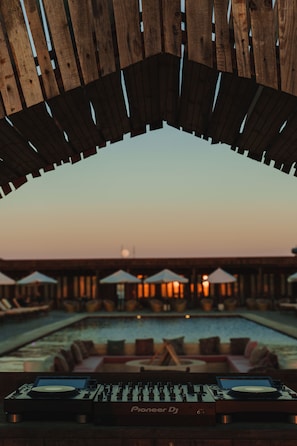 Piscine extérieure, parasols de plage, chaises longues