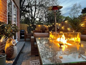 Outdoor dining - The Coach House- Spacious Outside Decking (Poole)