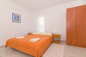 Iron/ironing board, internet, bed sheets