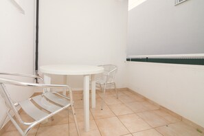 Outdoor dining - Studio apartment (Pirovac)