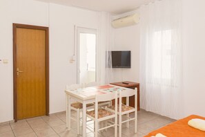 Dining - Studio apartment (Pirovac)