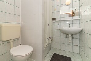 Shower, hair dryer, towels - Studio apartment (Pirovac)