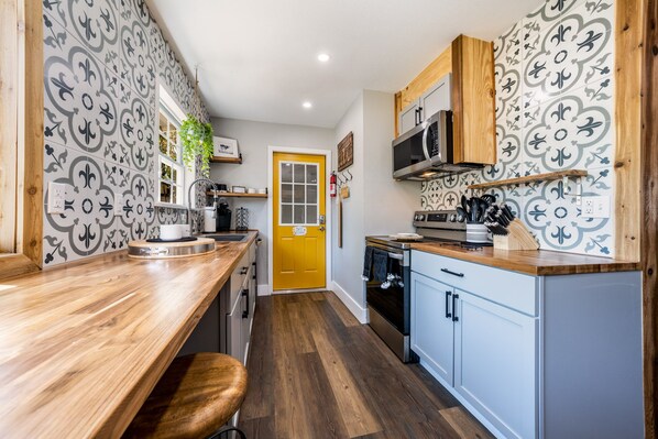 Fridge, microwave, oven, stovetop - Unwind & Recharge in Style! Honey Bee Cottage is a Perfect Medical Ctr. Retreat! (San Antonio)