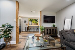 Smart TV - Unwind & Recharge in Style! Honey Bee Cottage is a Perfect Medical Ctr. Retreat! (San Antonio)