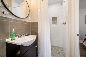 Dusche, Haartrockner, Handtücher