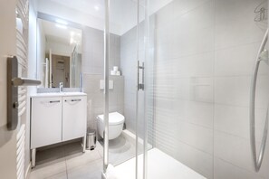Shower, hair dryer, towels