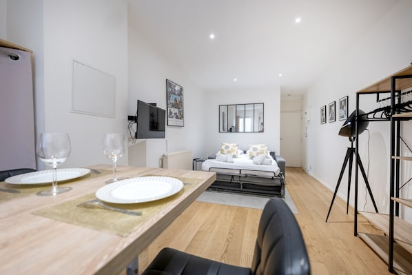Iron/ironing board, free WiFi, bed sheets
