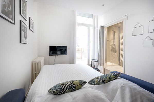 Iron/ironing board, free WiFi, bed sheets