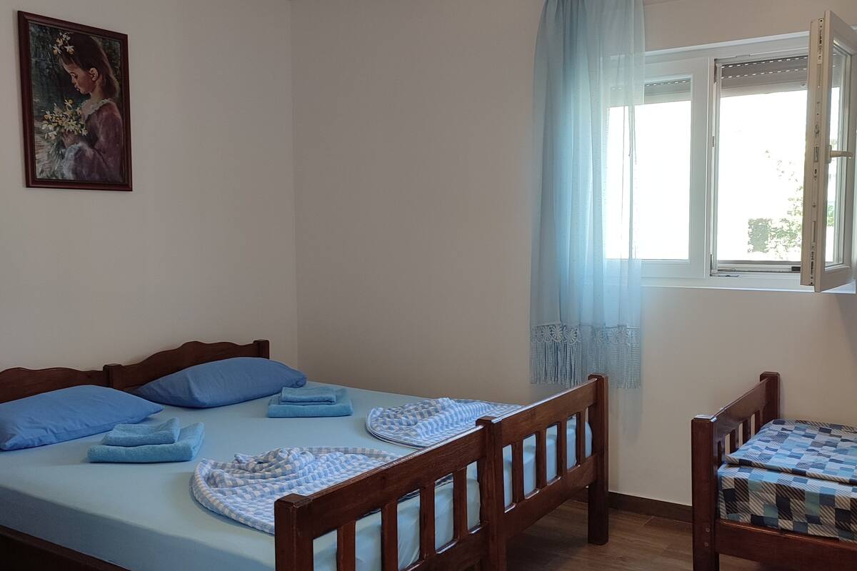 Economy Apartment | Hypo-allergenic bedding available, iron/ironing board (on request)