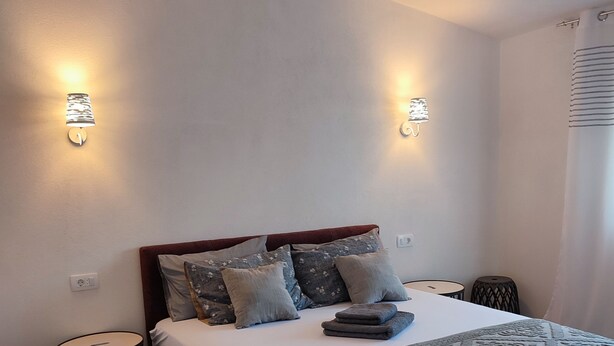 Hypo-allergenic bedding available, iron/ironing board (on request) - Sayohat Apartments (Bar)