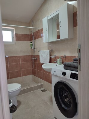 Comfort Apartment | Bathroom | Shower, hair dryer, towels, soap