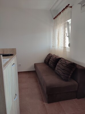 Apartamento econômico | Área de estar | TV de tela plana 32 polegadas com canais a cabo, TV