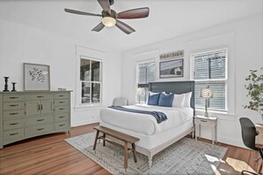 1 habitación, escritorio, tabla de planchar con plancha y cuna de viaje 