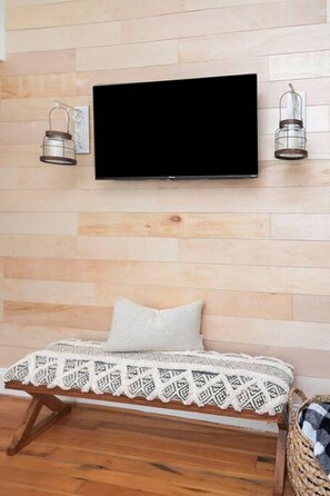 1 slaapkamer, een bureau, een strijkplank/strijkijzer, reisbedje