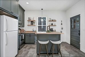 Een koelkast, een magnetron, een oven, een kookplaat