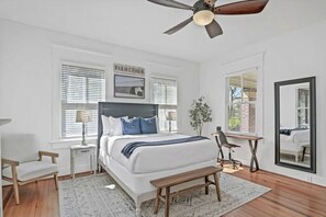 1 habitación, escritorio, tabla de planchar con plancha y cuna de viaje 