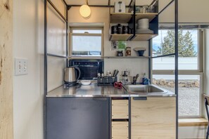 Cabin | Private kitchenette | Fridge, microwave, coffee/tea maker, electric kettle - Crooked River Ranch Cabins (Terrebonne)