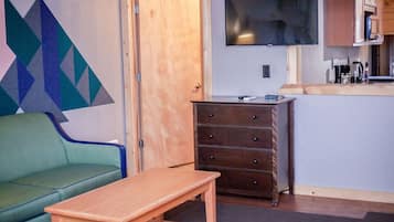 Suíte estúdio | Área de estar | Smart TV 42 polegadas com canais a cabo, TV, serviços de streaming