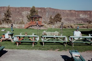 View from room - Crooked River Ranch Cabins (Terrebonne)